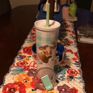 Pioneer woman drinking cup with two lids to drinki different ways.
